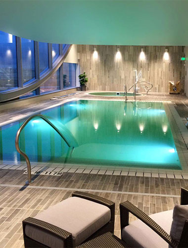 Piscina interna a sfioro