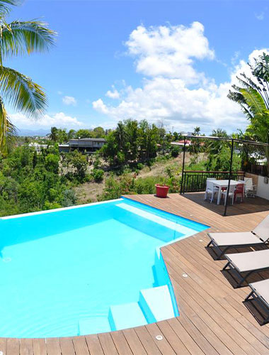 Piscina a sfioro con scala