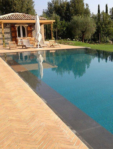 Piscina a sfioro, rettangolare e con scala